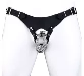 Uzamykatelný postroj vhodný pro klasické pásy cudnosti